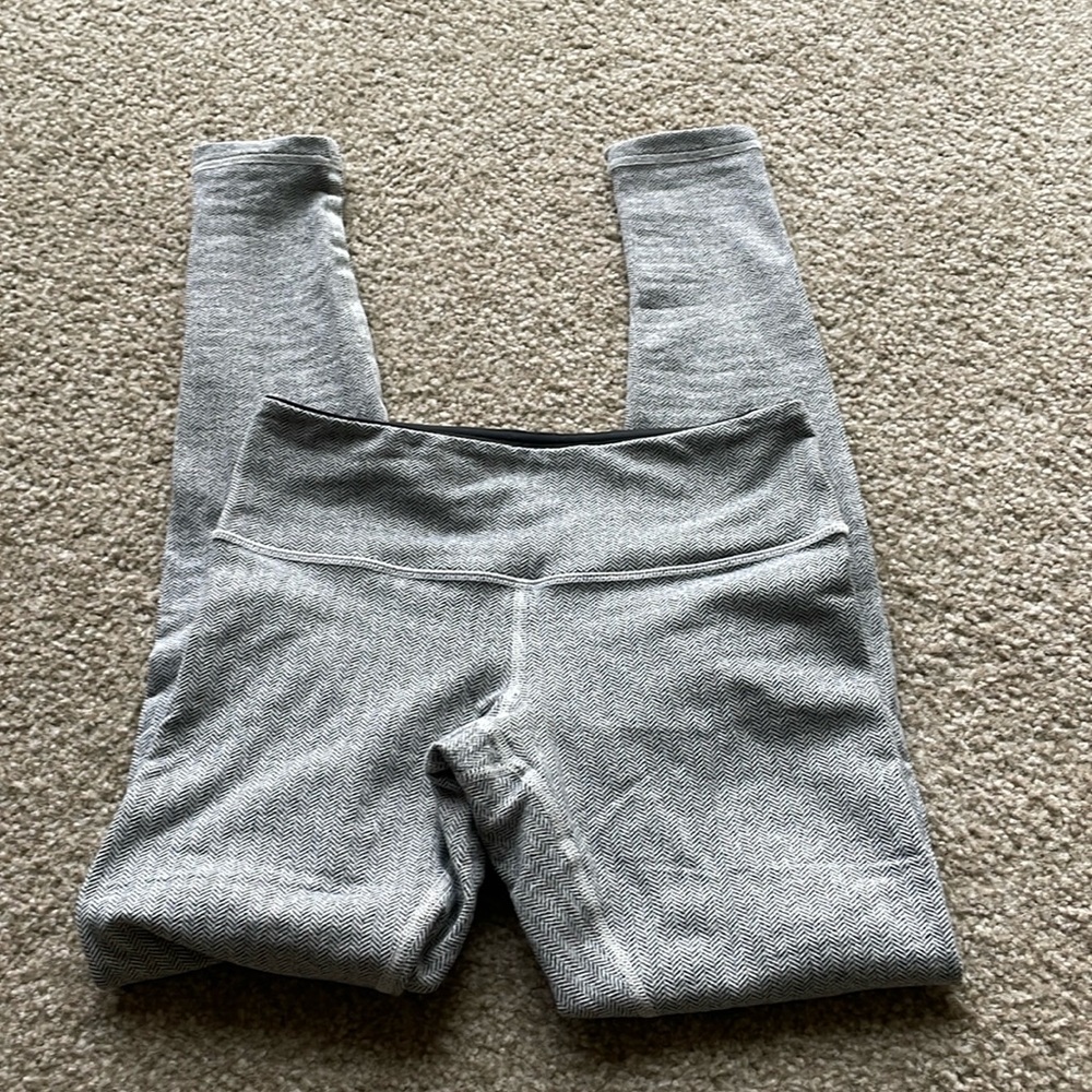 Lululemon black/white chevron, white stitching wonder under leggings, size 4